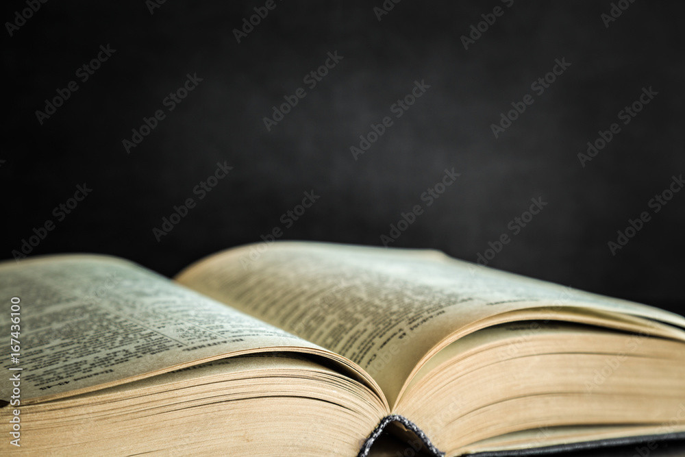 Obraz premium Opened bible in the quiet, dark atmosphere. Prayer time on sunday.