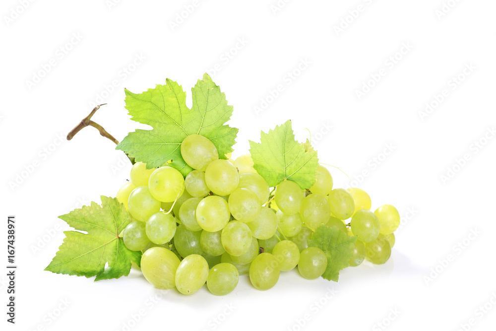 grappe de raisin vert sur fond blanc