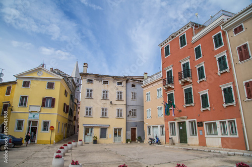 Vrsar Stadtpanorama und Aussicht auf die paradiesische Bucht