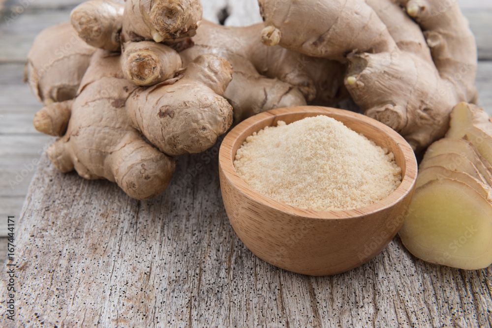 Fresh ginger root and ground ginger spice