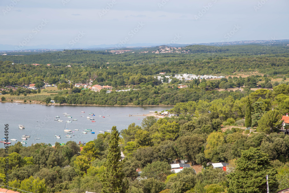 Fototapeta premium Vrsar Stadtpanorama und Aussicht auf die paradiesische Bucht