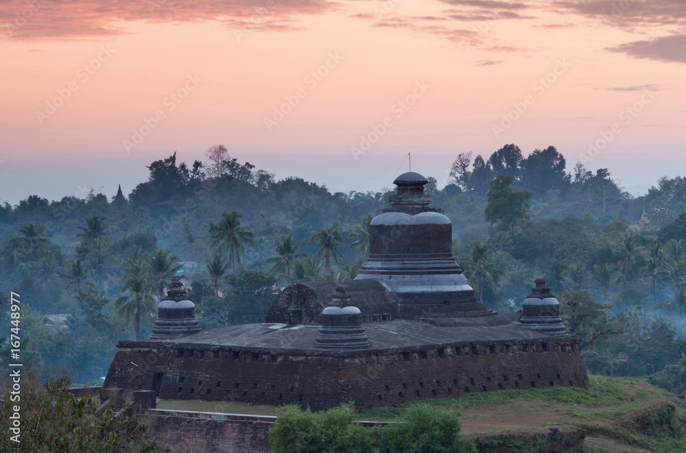 Famous Htukkanthein pagoda at sunset in Mrauk U Archaeological Zone, Rakhine state, Myanmar Famous Htukkanthein pagoda at sunset in Mrauk U Archaeological Zone, Rakhine state, Myanmar