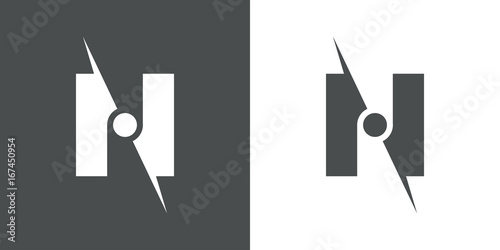 Logotipo brujula espacio negativo N gris y blanco