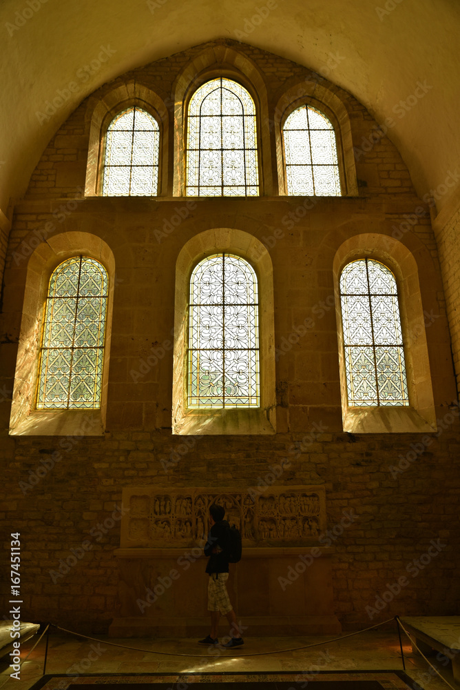 Choeur à fenêtres en plein cintre de l'abbaye cistercienne de Fontenay en Bourgogne, France