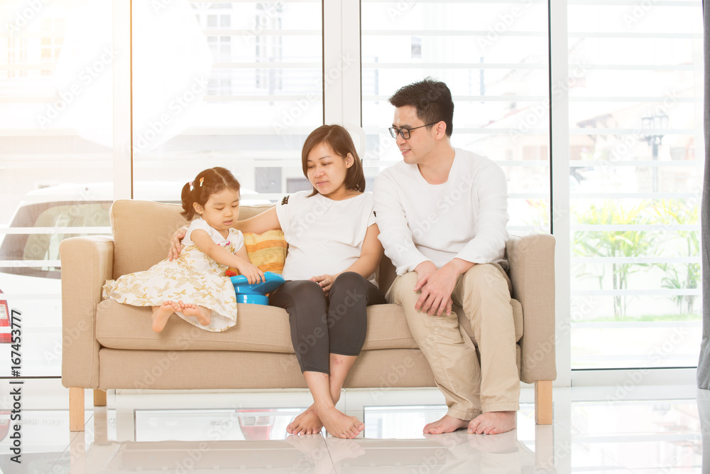 Fototapeta premium asian family on sofa