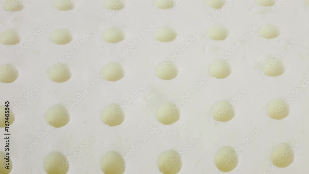 Mani di un uomo che stanno toccando un materasso in memory foam per testare la sua efficacia.