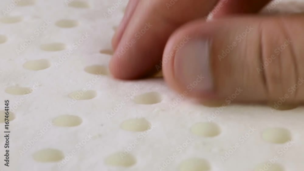 Mani di un uomo che stanno toccando un materasso in memory foam per testare la sua efficacia. Mani di un uomo che stanno toccando un materasso in memory foam per testare la sua efficacia.