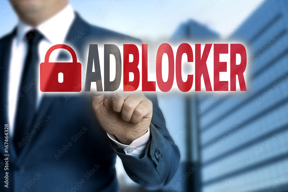 Adblocker touchscreen wird von Geschäftsmann bedient Adblocker touchscreen wird von Geschäftsmann bedient