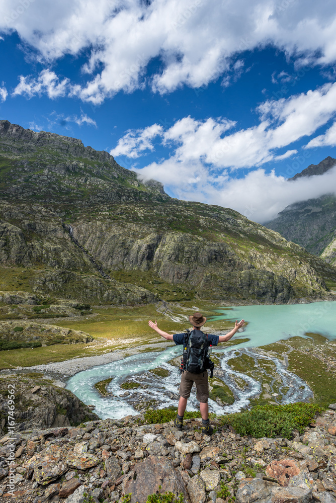 Fototapeta premium Wanderer geniesst Aussicht auf den Mattenalpsee im Urbachtal, Berner Oberland