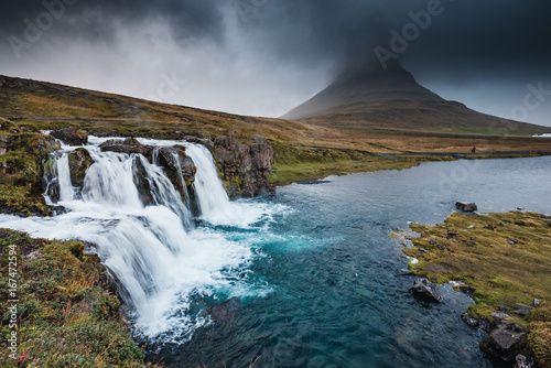 Fototapeta Naklejka Na Ścianę i Meble -  Langzeitbelichtung des Kirkjufellsfoss Wasserfalls auf der Snaefellsnes Halbinsel