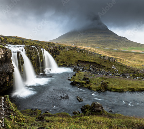 Langzeitbelichtung des Kirkjufellsfoss Wasserfalls auf der Snaefellsnes Halbinsel