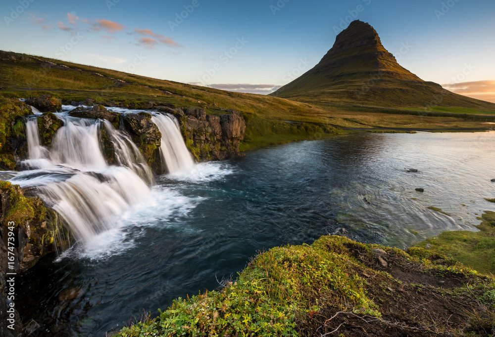 Berühmter Wasserfall des Kirkjufellsfoss bei Grundafjördur auf der Snaefellsnes Halbinsel Berühmter Wasserfall des Kirkjufellsfoss bei Grundafjördur auf der Snaefellsnes Halbinsel