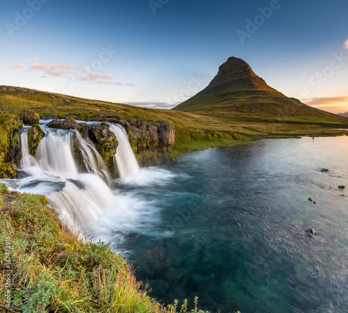 Fototapeta Naklejka Na Ścianę i Meble -  Berühmter Wasserfall des Kirkjufellsfoss bei Grundafjördur auf der Snaefellsnes Halbinsel