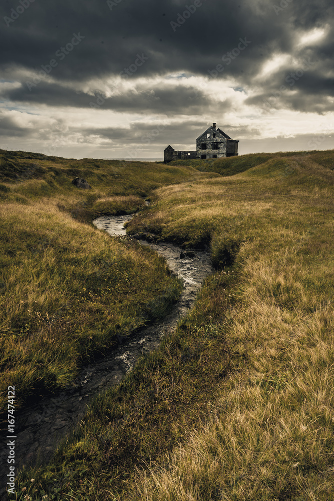 Fototapeta premium Verlassenes Haus bei Dagverðará auf der Snaefellsnes Halbinsel