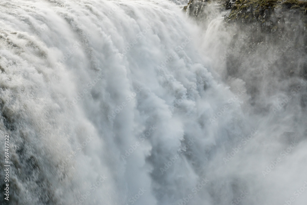 Gewaltige Wassermassen des Dettifoss Wasserfalls