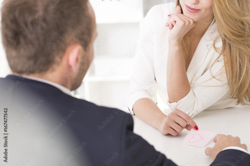 Obraz premium Blond woman seducing her boss