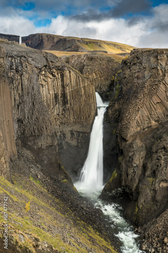 Litlanesfoss vor Hengifoss Wasserfall in Island