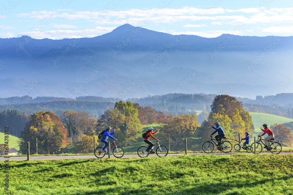 Naklejka premium gutgelaunte Radfahrer grüßen sich