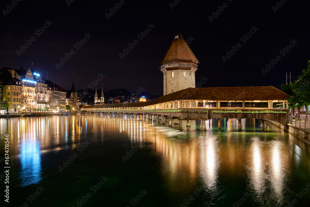 Luzerner Kappelerbrücke Nachtaufnahme Wasserturm Altstadt Reuss Lichter Wasserspiegelung