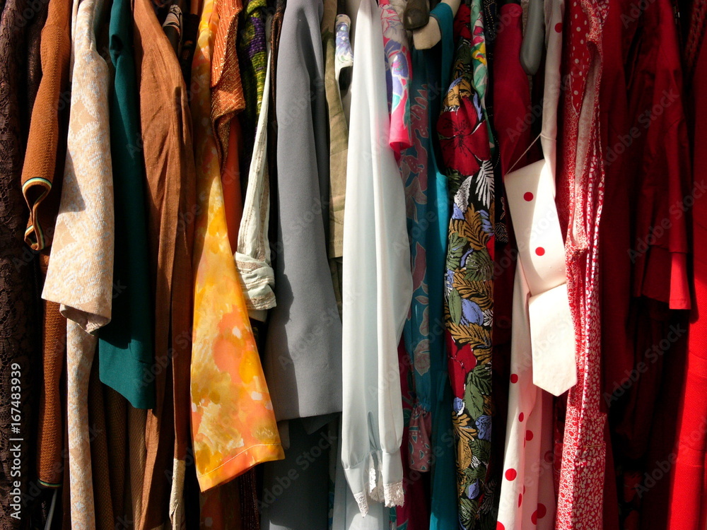 Bunte Second Hand Kleider und Damenmode der Fünfzigerjahre und