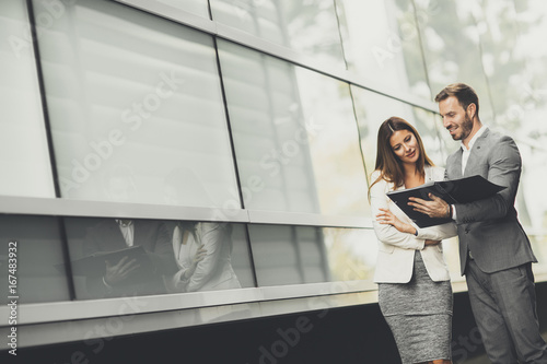 Business partners analyze t...