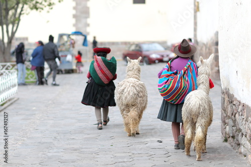 Straßenszene in der peruanischen Andenstadt Cusco