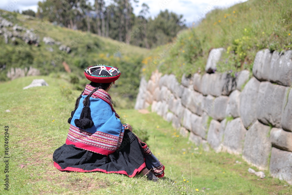 Fototapeta Peruanische Frau aus Chinchero in traditioneller Tracht in Kenko nahe Cusco.