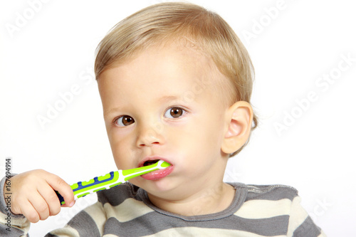 Ein einjähriger Junge putzt sich die Zähne