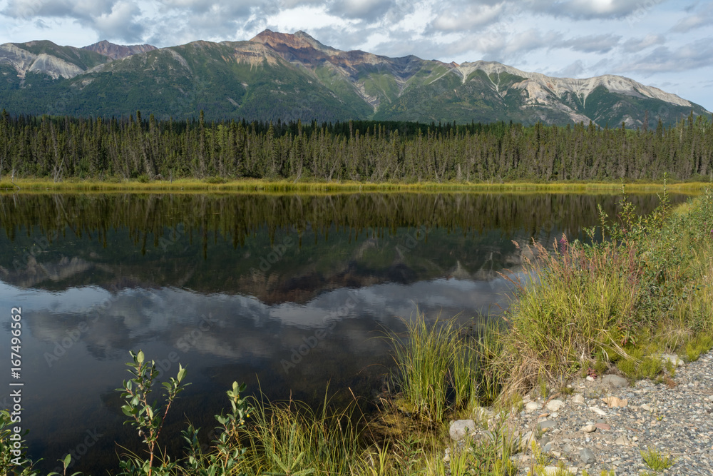 Fototapeta premium Alaskan Lake with snowless mountain in background