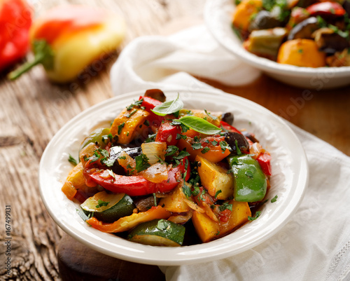 Konstfotografi Ratatouille, Vegetable stew made of zucchini, eggplants, peppers, onions, garlic and tomatoes with aromatic herbs