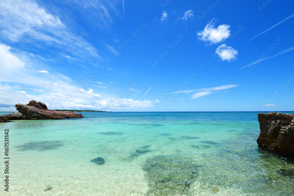 Fototapeta premium 沖縄の美しい海とさわやかな空
