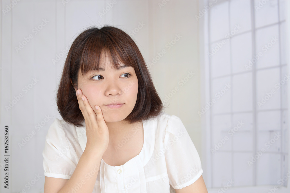 疲れた表情の女性 疲れた表情の女性
