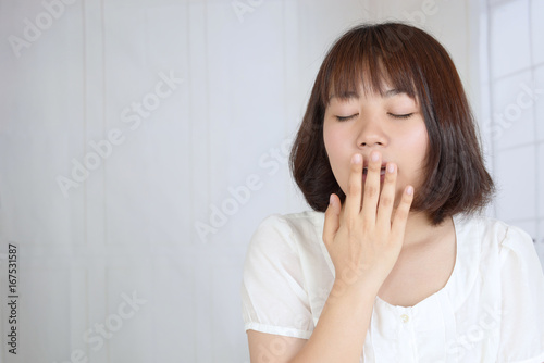 あくびをする女性