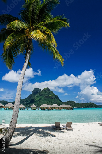 Fototapeta Naklejka Na Ścianę i Meble -  Bora Bora beach scene with over the water bungalows