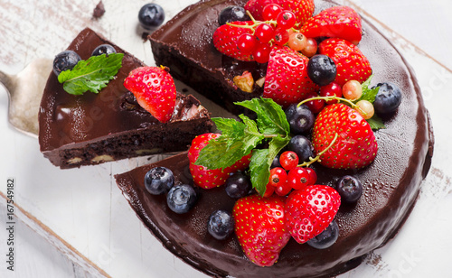 Fotografija Chocolate cake with berries