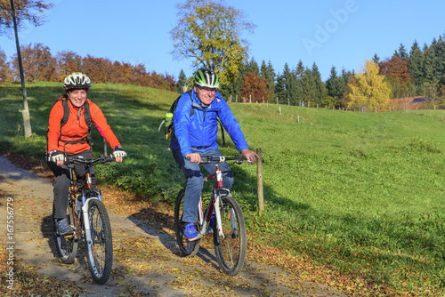 fröhlich lächelndes Paar beim Radfahren