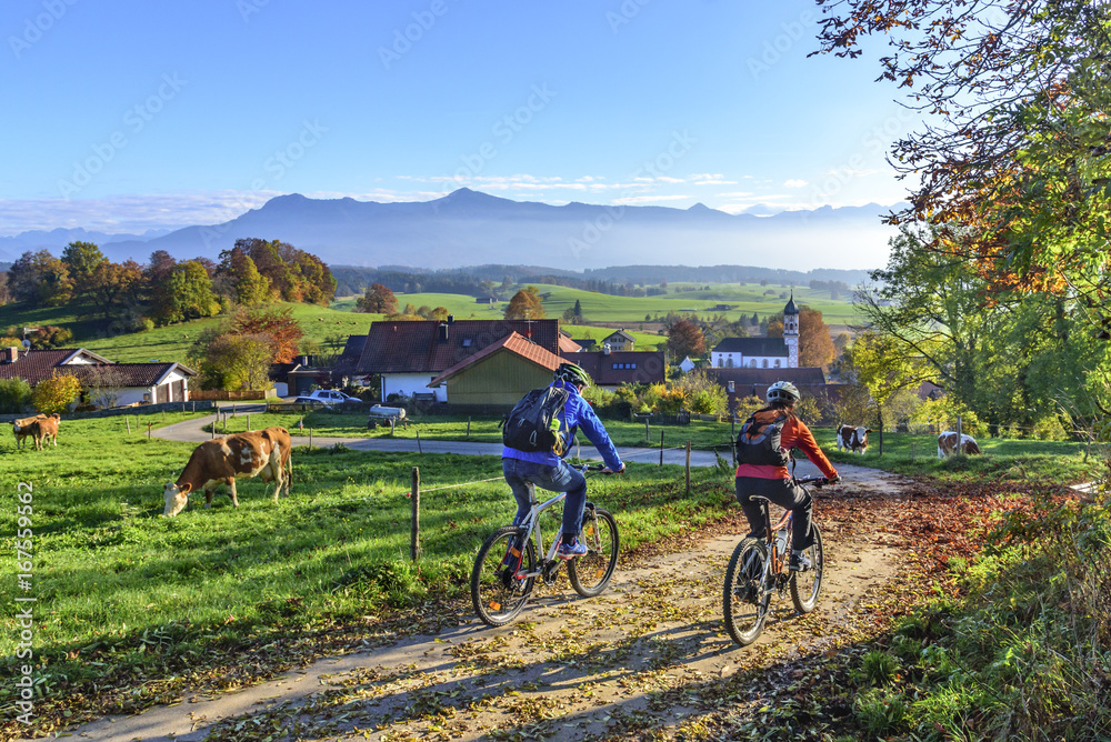 Radtour in herbstlicher Natur im bayrischen Oberland