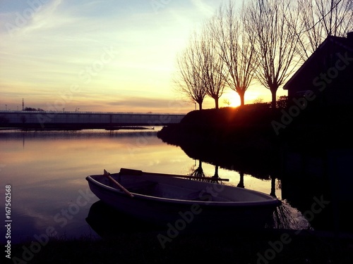 Spokojne zdjiecie ukazujace prawdziwa strone Holandii  photo