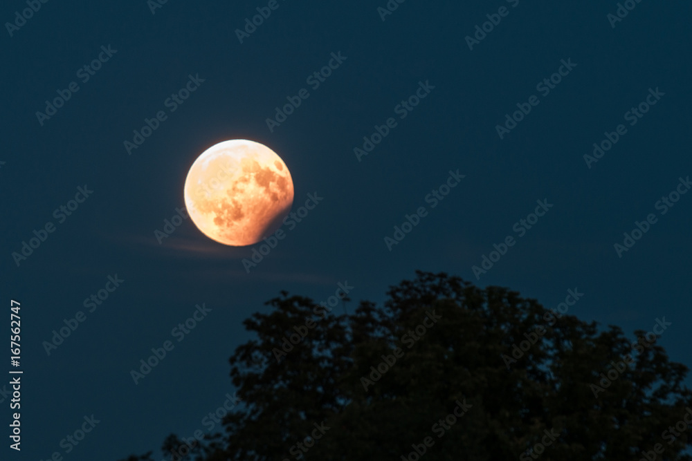 Partielle Mondfinsternis am 07 August 2017 in Regensburg, Deutschland Partielle Mondfinsternis am 07 August 2017 in Regensburg, Deutschland