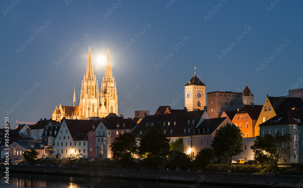 Nachtaufnahme von Regensburg mit Mond zwischen den Dom Spitzen
