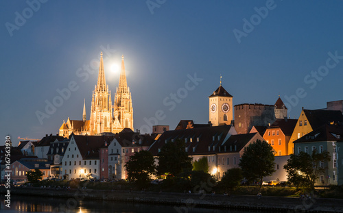 Nachtaufnahme von Regensburg mit Mond zwischen den Dom Spitzen