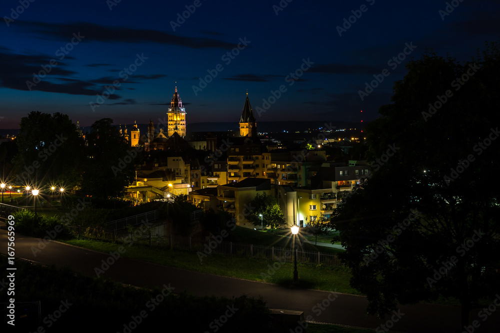 Der Mainzer Dom an einem bewölkten Sommerabend