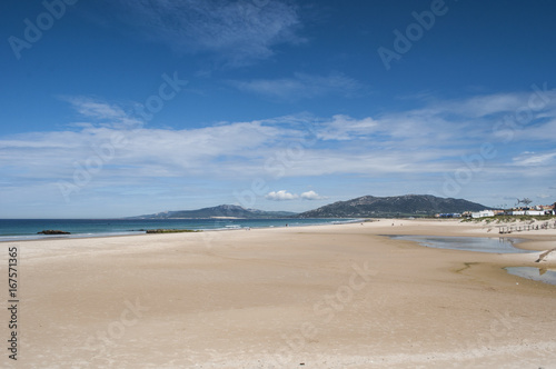 Europa: vista della Playa de los Lances, la più grande spiaggia di Tarifa, città sulla costa più meridionale della Spagna, di fronte allo stretto di Gibilterra e al Marocco