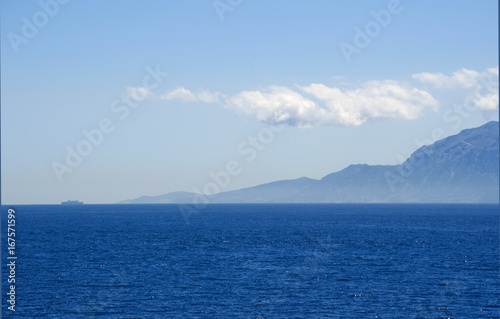 Stretto di Gibilterra: una nave in lontananza e la costa marocchina nelle acque che collegano la Spagna al Marocco, il tratto di mare che unisce l'Oceano Atlantico al Mar Mediterraneo