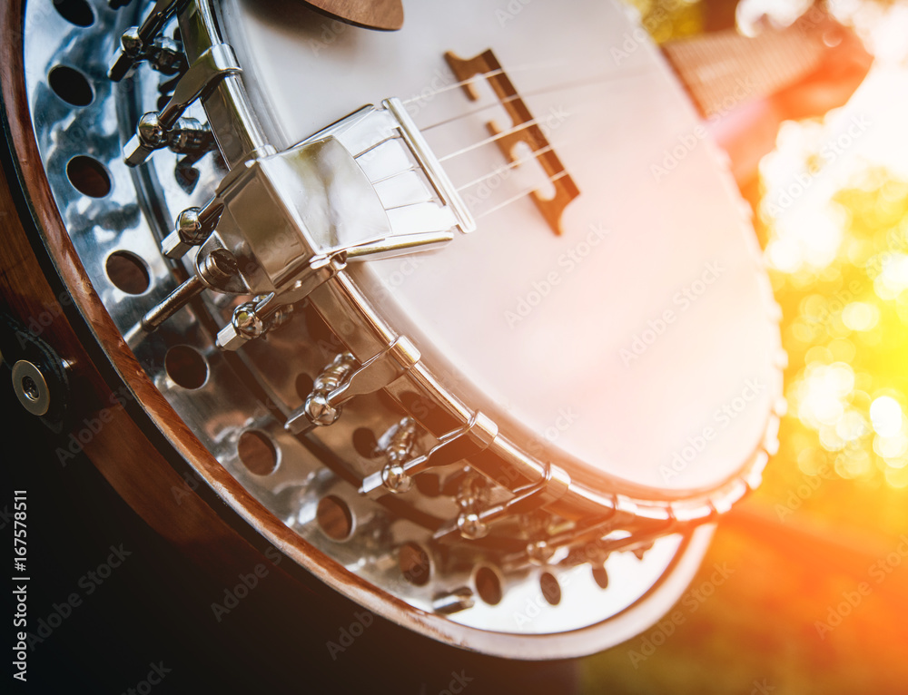 Obraz premium Silver metalic banjo on the stone stairs