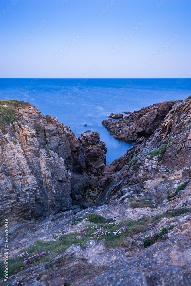 Küstenwanderung zum Sonnenaufgang in Quiberon in der Bretagne an einem Frühlingsmorgen