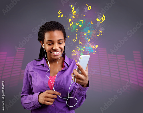 Canvastavla girl with headphones listening to music on smartphone.