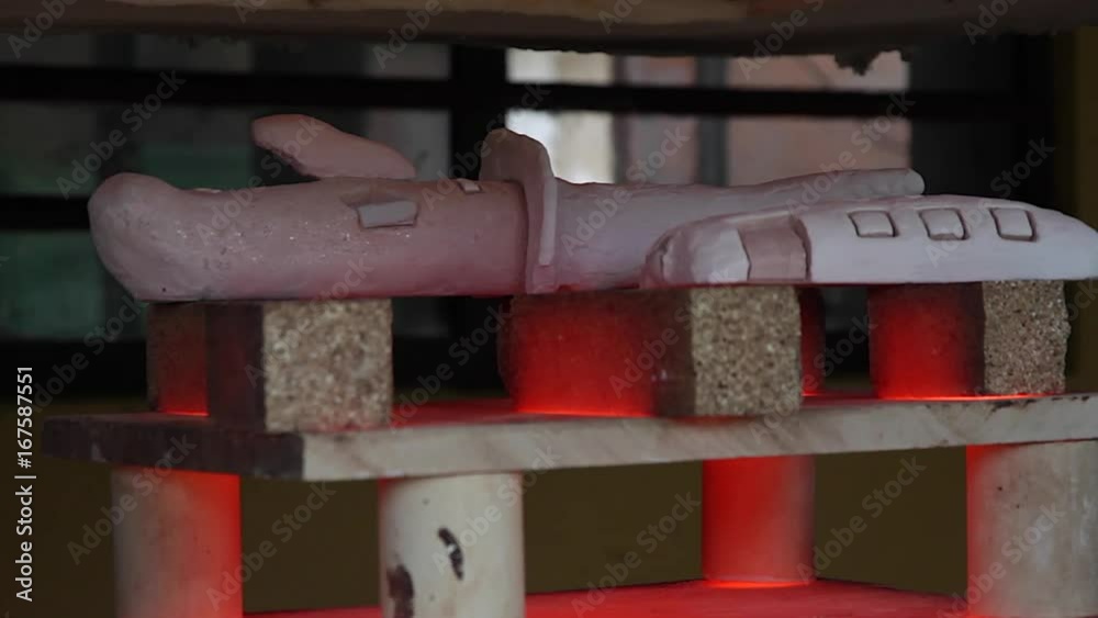 Colocando las piezas de ceramica en el horno para una coccion con la tecnica de raku