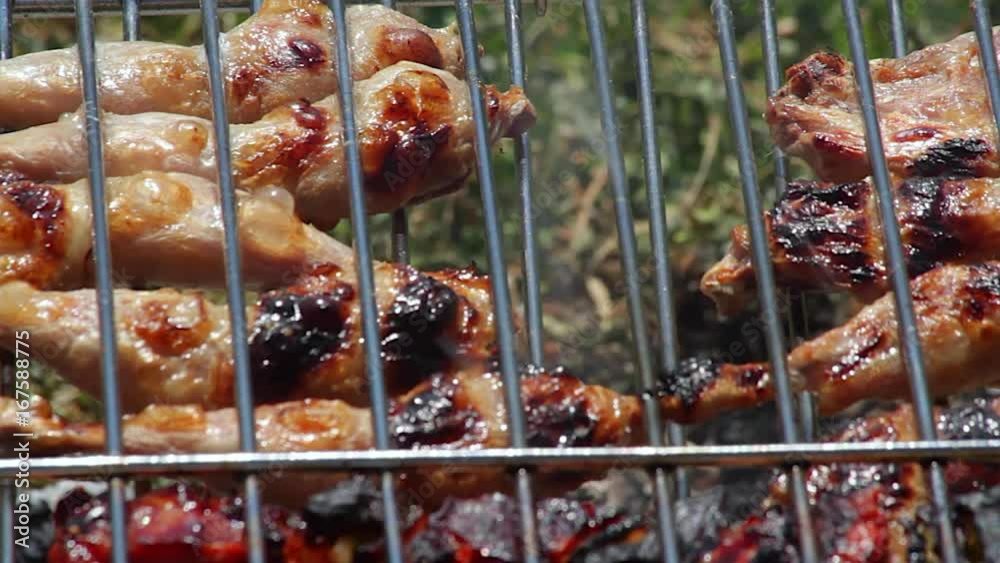 Detalle de Muslos de Codorniz asándose en la brasa de la parrilla al aire libre