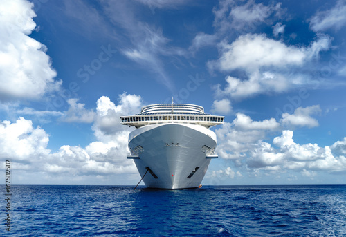 Fototapeta Naklejka Na Ścianę i Meble -  Cruise ship in crystal blue water with blue sky